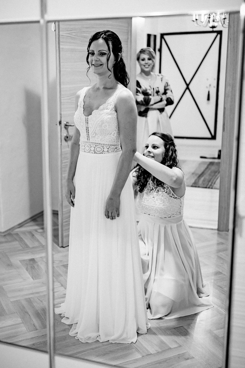 Bild von der Brautkleidanprobe von Jakob Wedenig Fotografie